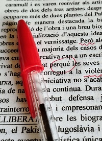 Texto corregido con bolígrafo rojo: corrección de textos