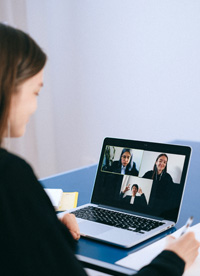 Mujer participando en una videoconferencia: asesoramiento lingüístico