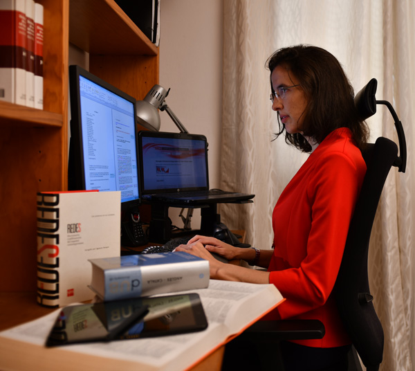 La traductora Maria Gené Gil trabajando en el ordenador