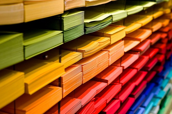 Imagen decorativa: folios ordenados por colores